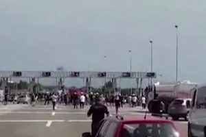 PRVE SLIKE SA JUGA SRBIJE: Policija razdvojila Grobare, povređenih na desetine, ogromna gužva (FOTO)