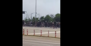 TRAGIKOMIČNO: Tuča Grobara na naplatnoj rampi i urnebesni komentari očevidaca (VIDEO)