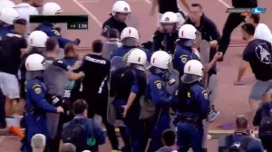 GRCI ‘MAJSTORI ZA HAOS’: PAOK osvojio kup, Prijović asistirao u nadoknadi pa se igrači sjurili u policajce (VIDEO)