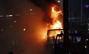 NEVEROVATNO: Pogledajte izbliza kako je goreo autobus Zvezde – kad se dalje ne može otvorenim autobusom, može u gepeku! (FOTOGALERIJA)