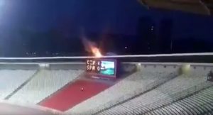 UPRKOS SUSPENZIJI: Navijači Zvezde stigli na utakmicu, Delije zbunile – pesma dolazi sa juga, a i baklje! (VIDEO)