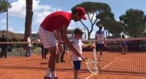 GOSPODIN OSTAJE GOSPODIN: Đoković trenirao dečaka na oduševljenje svih (VIDEO)