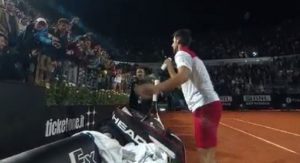 OVO ĆE PAMTITI CEO ŽIVOT: Đoković posle pobede u Rimu oduševio navijača sjajnim potezom (VIDEO)