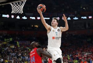 SLIKA DANA: Zastrašujući let Luke Dončića – da je malo više skočio stigao bi do ‘nivoa 400’ (FOTO)