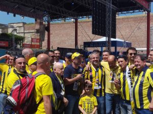 ZAKUVAVA SE ATMOSFERA: Kalemegdanom se ori pesma turskih navijača (VIDEO)