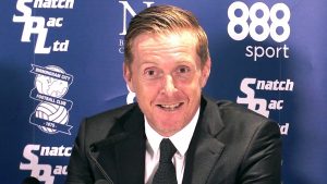 ŠOU NA ‘OSTRVU’: Menadžer Birmingema platio navijaču da istetovira njegov lik na zadnjici i onda ga isprozivao! (FOTO)