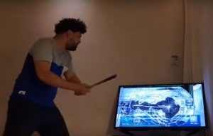 ONO KAD TVOJ TIM IZGUBI: Pobesneli navijač iskalio bes na televizoru, polomio ga i bacio u reku (VIDEO)