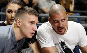 FOTO-UBODI SA DERBIJA: Stigli partizanovci iz Serije A, Grobari imaju jaku poruku, a evo ko je uručio nagradu Vilijams-Gosu