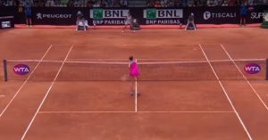 NESVAKIDAŠNJA SCENA: Teniska zvezda (ne)opravdano pobesnela, pa polomila sudijsku stolicu reketom (VIDEO)