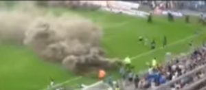 LUDILO U POLJSKOJ: Navijači prekinuli meč da protivnik ne bi proslavio titulu na njihovom terenu! (VIDEO)