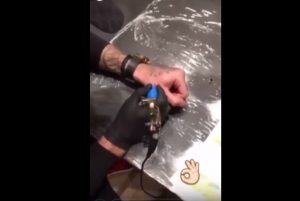 MOŽE LI LUĐE: Reprezentativac Srbije iz Serije A istetovirao samog sebe (VIDEO)