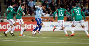 MORA DA SPAŠAVA BRAK: Zvezda Meksika napustila kamp reprezentacije kako bi sačuvala suprugu! (FOTO)