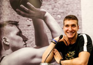 BOGDANE, SRBENDO: Pogledajte patike asa Sakramenta u kojima će nastupiti na NBA ‘Ol staru’ (FOTO)