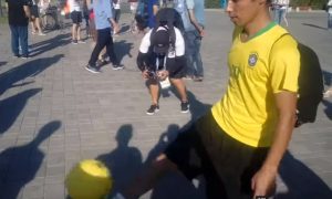 BRAZILCI U ELEMENTU: Bez lopte ne idu na utakmicu, a doveli su i sveštenika (FOTO)  (VIDEO)