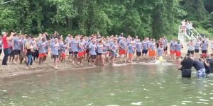 OBEĆANO – ISPUNJENO: Tim bio najgori u ligi, trener ‘za kaznu’ uskočio u jezero, i sa sobom poveo čitavu administraciju! (VIDEO)