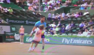 NE DEŠAVA SE ČESTO: Zverev promašio lopticu ceo stadion mu se smejao, Džumhur ‘nokautirao’ dete (VIDEO)