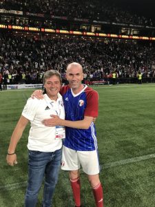 OVO SU PRAVE ZVEZDE: Piksi rame uz rame sa legendama svetskog fudbala (FOTO)