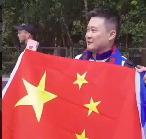 IZ ŠANGAJA U RUSIJU: Kinez voli Srbiju, peva ‘Bože pravde’ i ‘Pevaj Srbijo’ Baje Malog Knindže (VIDEO)