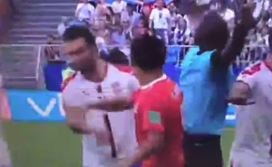 SUDIJA, GDE JE OVDE VAR: Pogledajte kako je napadač Kostarike zalepio šamar Milivojeviću (VIDEO)