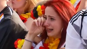 GORKE SUZE LEPIH NEMICA: Pogledajte kako su navijači u Nemačkoj ispratili ispadanje sa Mondijala (VIDEO)