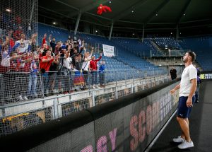 ‘BANE KAPITEN’: Navijači u Gracu imali transparent za reprezentativce, pa ih potom izviždali – Ivanović dao primer (VIDEO)