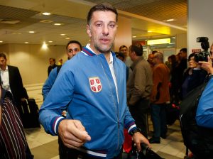 ‘ORLOVI’ SLETELI U BEOGRAD: Aerodrom nije bio prazan, fudbaleri su ipak dobili podršku (FOTOGALERIJA)