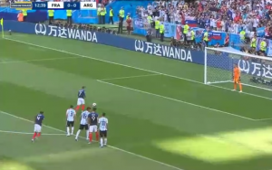 KILIJAN ‘EKSPRES’ MBAPE: Sa svoje polovine do penala, Grizman doveo ‘petlove’ u vođstvo (VIDEO)