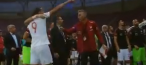 OVO SE RETKO VIĐA: Prva zvezda selekcije Turske se ‘pokačila’ sa navijačem (VIDEO)