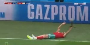 JEZIVE SCENE U SANKT PETERSBURGU: Amrabat u momentu ‘presekao’ celu planetu – završio na travi bez svesti! (VIDEO)