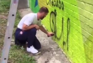 ZATO GA VOLE: Bane Ivanović oduševio navijače u Rusiji, zgrabio sprej i zahvalio se (VIDEO)