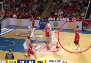 KAO KAP: Bobi Marjanović pogodio trojku, pa ‘bacio u trans’ Miroslava Nikolića (VIDEO)