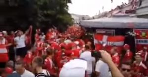 DANCI NADGLASALI FRANCUZE: Obožavaju Eriksena, ali su zbog drugog igrača ukrali pesmu o Aleksandru Mitroviću (VIDEO)