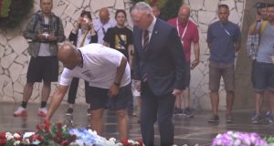 SVAKA ČAST: Engleski navijači položili venac na spomenik Sovjetima (VIDEO)