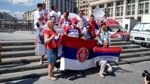 ZAGREVANJE JE UVELIKO POČELO: Srbi okupiraju Moskvu i ovim pesmama ‘peckaju’ Brazilce (VIDEO)