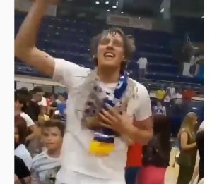 ORILO SE TOPOLICOM: Uroš Lukovć titulu u Baru slavio uz pesmom uz navijače Partizana, i to na parketu (VIDEO)