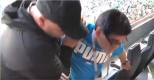 UŽAS U LOŽI: Osvanuli snimci polusvesnog Maradone, Argentinca iznosili sa stadiona pravo u bolnicu! (VIDEO)