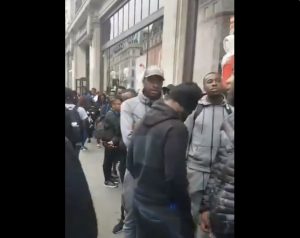 E TO SE ZOVE MARKETING: Za dres ovog učesnika Mundijala čeka se u redu dugom i nekoliko stotina metara