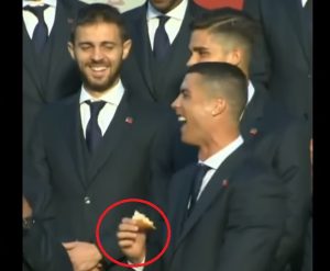 VIDEO DANA: Ronalda iznenadili starim pravoslavnim običajem, evo kako je Portugalac odreagovao na pogaču i so (VIDEO)
