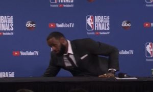 KAD SE ‘KRALJ’ IZNERVIRA: Novinar pitanjem naterao Džejmsa da u neverici napusti konferenciju (VIDEO)