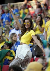 ‘RAT’ NA TRIBINAMA: Fotografi ‘jure’ srpske i brazilske lepotice u publici (FOTO)