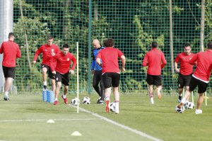 ORLOVI ‘DALI KRILA’ RUSIMA: Bane Ivanović vodio navijanje protiv Egipta (FOTO)