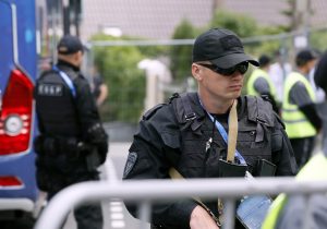 NI MUVA DA PROLETI: Ogromne mere obezbeđenja dočekale ‘orlove’ u Rusiji, automati i zabarikadirani prozori… (FOTOGALERIJA)