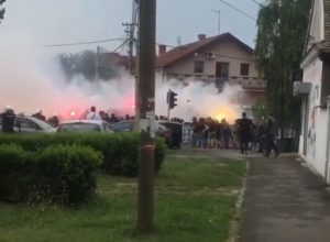 POJAVIO SE I SNIMAK: Ovako je izgledao današnji incident u Zemunu, navijači Zvezde i Partizana se nisu samo međusobno tukli (VIDEO)