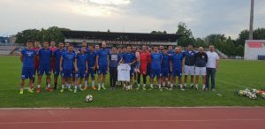 PODRŠKA PRED PUT: Jedan poseban navijač Radničkog iz Niša motivisao fudbalere pred Maltu (FOTO)