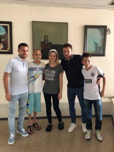 ŠAMPIONI NA TERENU, ALI I VAN NJEGA: Tošić i Ilić posetili štićenike odeljenja za neurohirurgiju (FOTO)