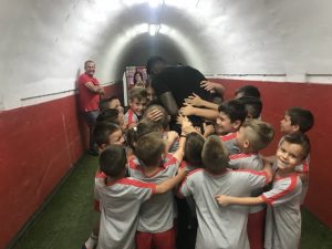 IZNENAĐENJE U TUNELU: Pogledajte koreografiju Delija i ko je pozdravio igrače pred izlazak na teren (FOTO) (VIDEO)