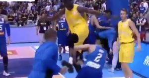 OVAKO ŽESTOKO NIJE SKORO BILO: Tuča na meču kvalifikacija za Mundobasket, letele stolice, utakmica prekinuta! (VIDEO)