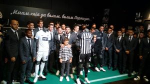 MODERNO: Partizan u pozorištu ‘Duško Radović’ predstavio dresove (FOTO) (VIDEO)