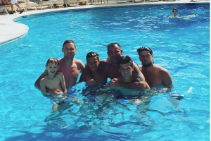 FOTO-DANA: Matić i Stanković na bazenu sa naslednicima, a onda se javio Ibrahimović i nastao je šou (FOTO)