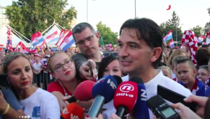 ‘NE PROVOCIRAJTE ME, ON PEVA NAŠU HIMNU’: Selektor Hrvatske pobesneo na pitanje o Tompsonu! (VIDEO)